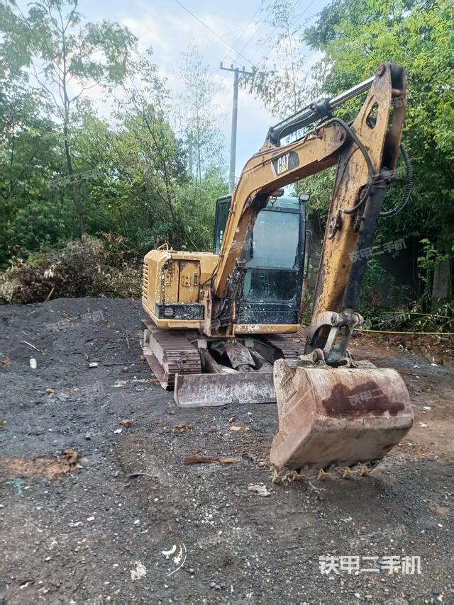 駕駛室頂部(整機(jī)外觀) 駕駛室頂部(整機(jī)外觀)