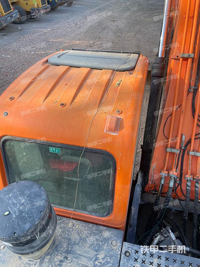 駕駛室頂部(整機(jī)外觀) 駕駛室頂部(整機(jī)外觀)