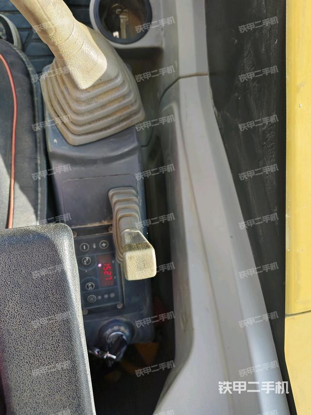 座椅右侧控制台/钥匙门/油门/含右手柄（驾驶室部分）
