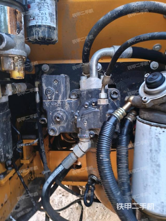 液壓泵艙室正面整體（整機外觀）