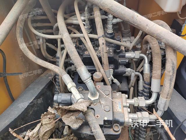 回轉(zhuǎn)馬達(dá)和主控閥（整機(jī)外觀）