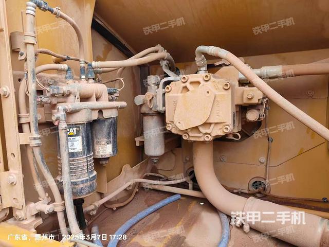 液壓泵艙室正面整體(整機(jī)外觀) 液壓泵艙室正面整體(整機(jī)外觀)