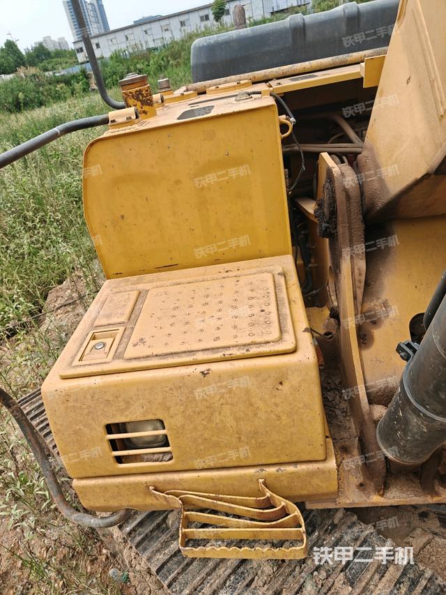 大臂油缸整体 竖拍（工作和回转装置）