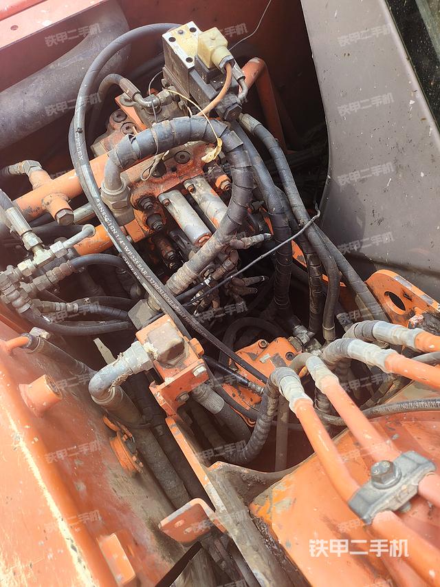 回轉(zhuǎn)馬達(dá)和主控閥(整機(jī)外觀) 回轉(zhuǎn)馬達(dá)和主控閥(整機(jī)外觀)