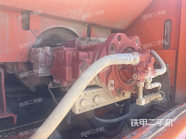 液壓泵艙室正面整體(整機外觀) 液壓泵艙室正面整體(整機外觀)