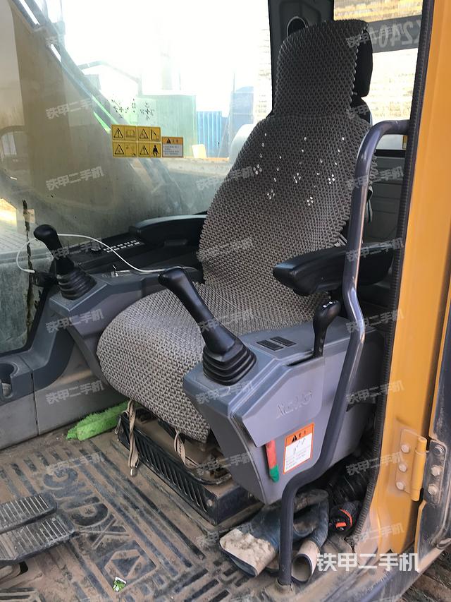 駕駛室整體(整機(jī)外觀) 駕駛室整體(整機(jī)外觀)