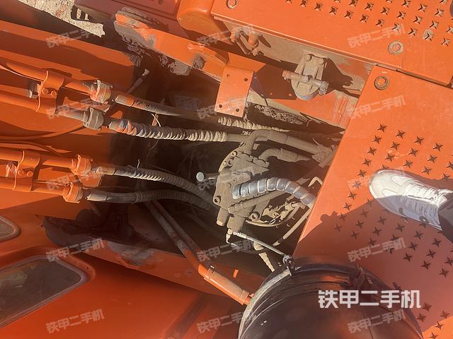 回轉(zhuǎn)馬達(dá)和主控閥(整機外觀) 回轉(zhuǎn)馬達(dá)和主控閥(整機外觀)