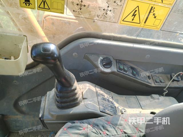 座椅右侧控制台/钥匙门/油门/含右手柄（驾驶室部分）