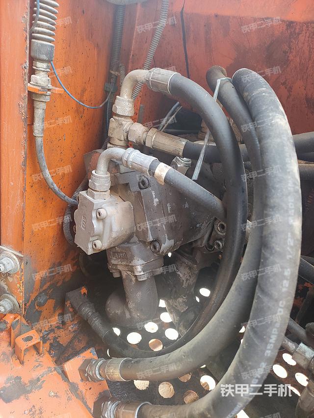 液壓泵艙室正面整體(整機(jī)外觀) 液壓泵艙室正面整體(整機(jī)外觀)