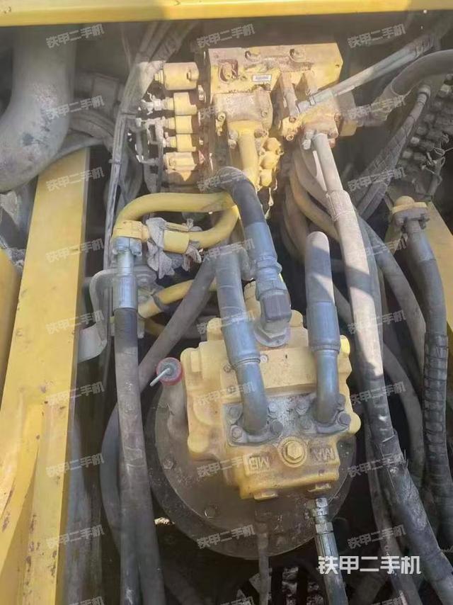 回轉(zhuǎn)馬達(dá)和主控閥（整機(jī)外觀）