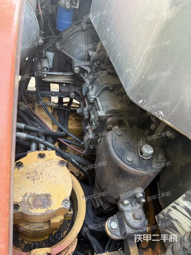 液压泵舱室正面整体（整机外观）