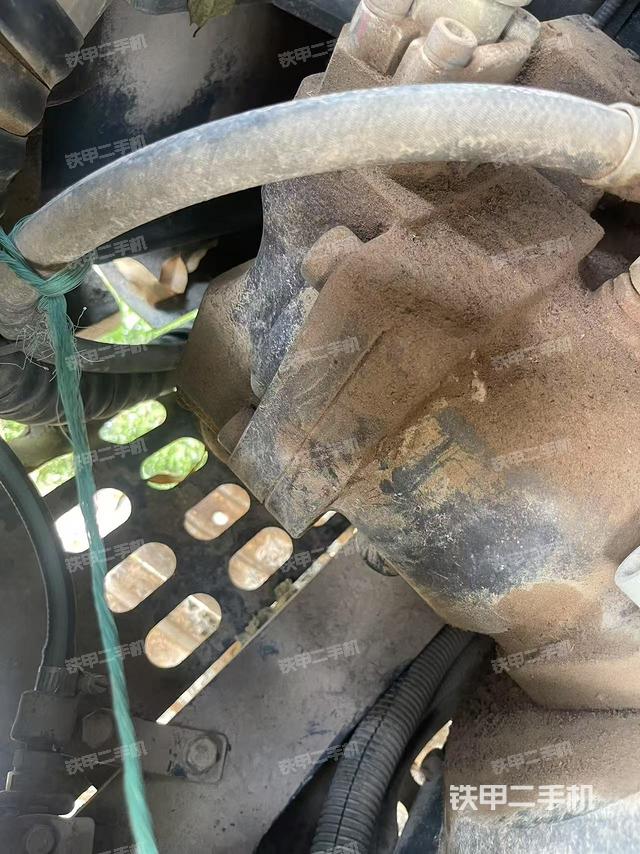 液壓泵艙室正面整體（整機外觀）