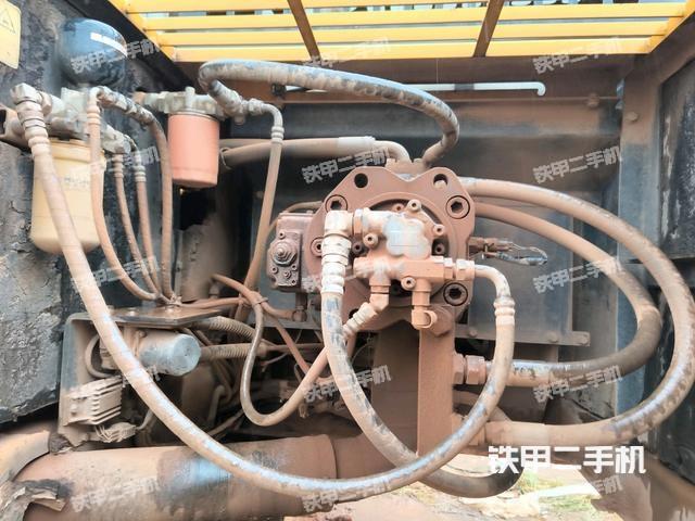 液壓泵艙室正面整體（整機外觀）