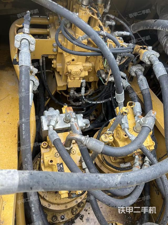 回转马达和主控阀（整机外观）