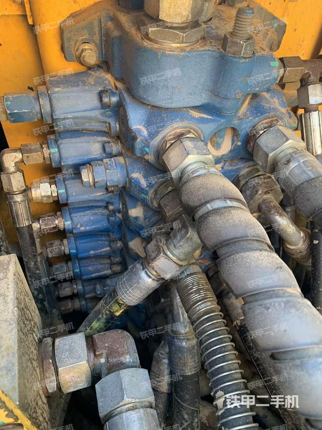 回轉馬達和主控閥(整機外觀) 回轉馬達和主控閥(整機外觀)