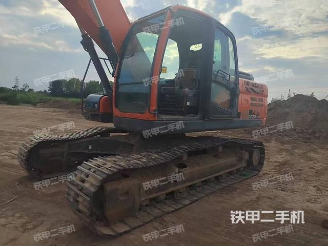 駕駛室整體(整機(jī)外觀) 駕駛室整體(整機(jī)外觀)