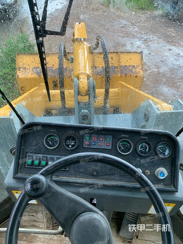 駕駛室操作臺(整機(jī)外觀及大件) 駕駛室操作臺(整機(jī)外觀及大件)