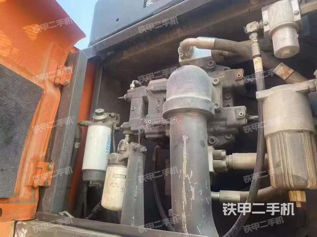 液压泵舱室正面整体（整机外观）