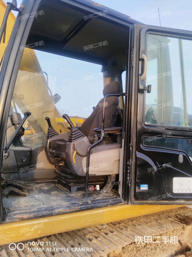 左后方玻璃角標（駕駛室部分）