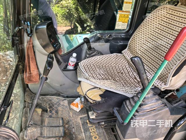 行走控制手柄和踏板 俯拍（驾驶室部分）