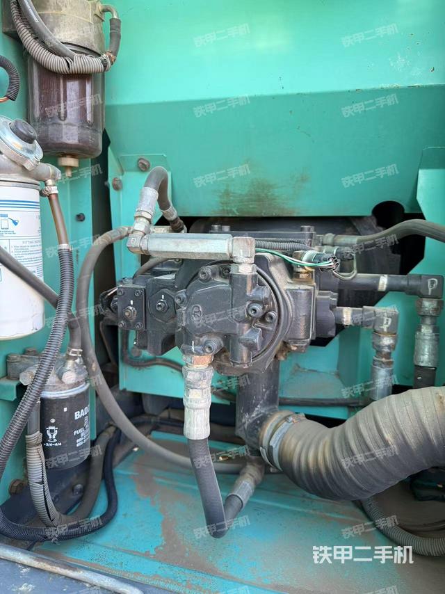 液压泵舱室正面整体（整机外观）