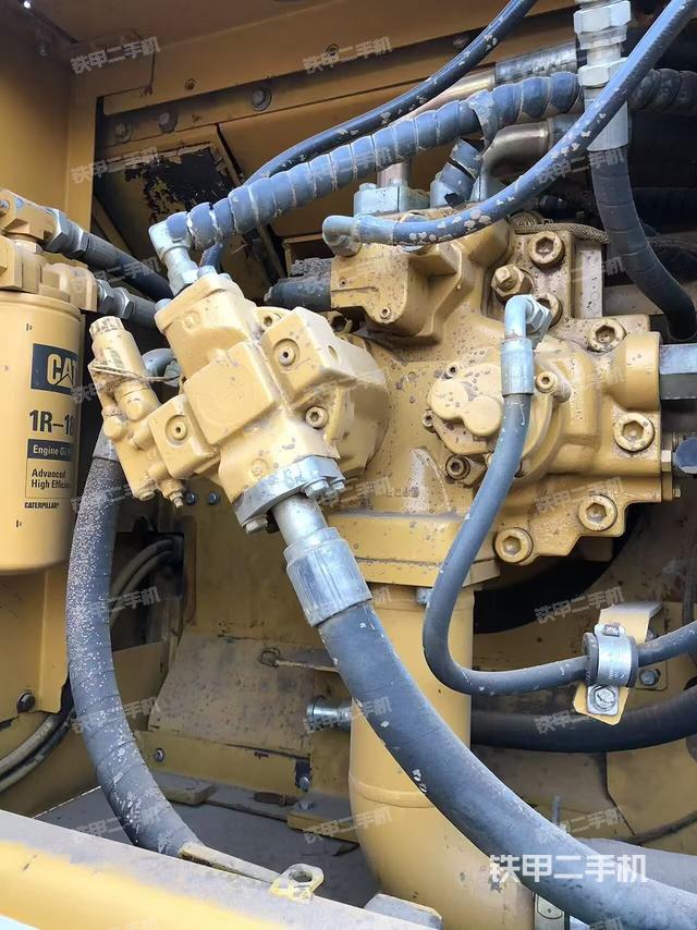 液压泵舱室正面整体（整机外观）