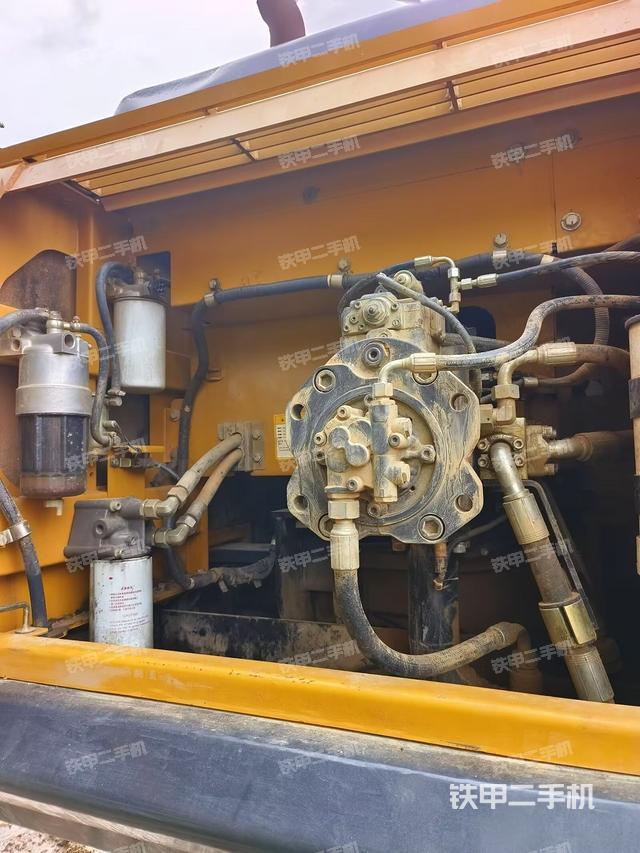 液壓泵艙室正面整體（整機(jī)外觀）