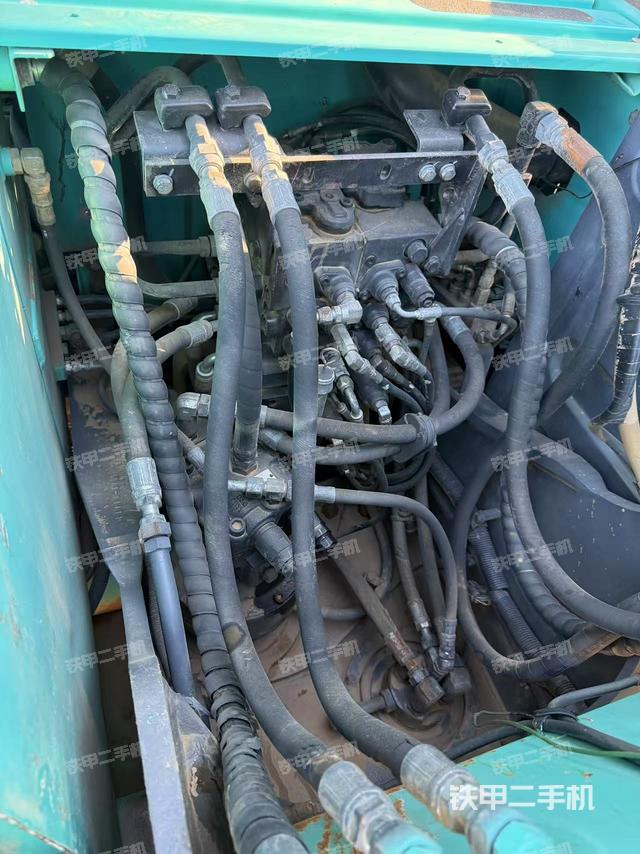 回转马达和主控阀（整机外观）