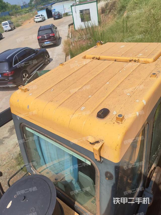 駕駛室頂部(整機(jī)外觀) 駕駛室頂部(整機(jī)外觀)