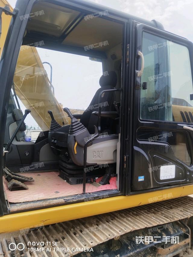 行走控制手柄和踏板?俯拍（駕駛室部分）