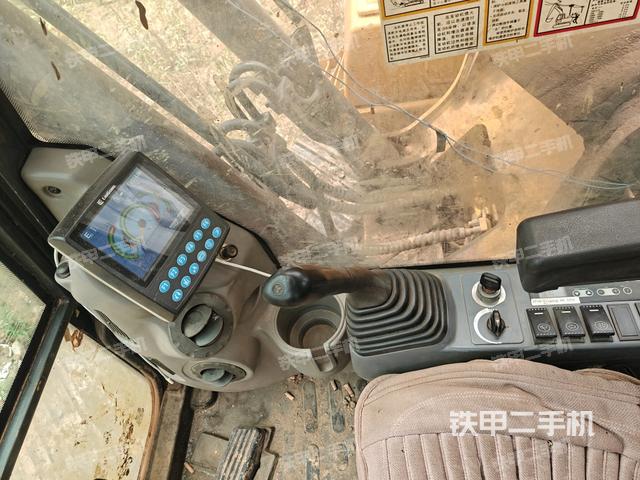 行走控制手柄和踏板 俯拍（驾驶室部分）