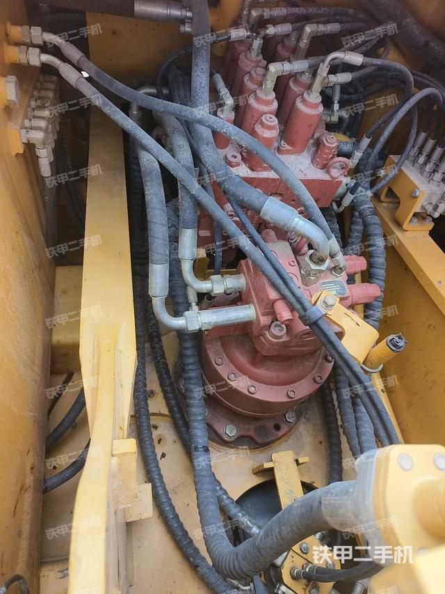 回轉(zhuǎn)馬達(dá)和主控閥（整機(jī)外觀）