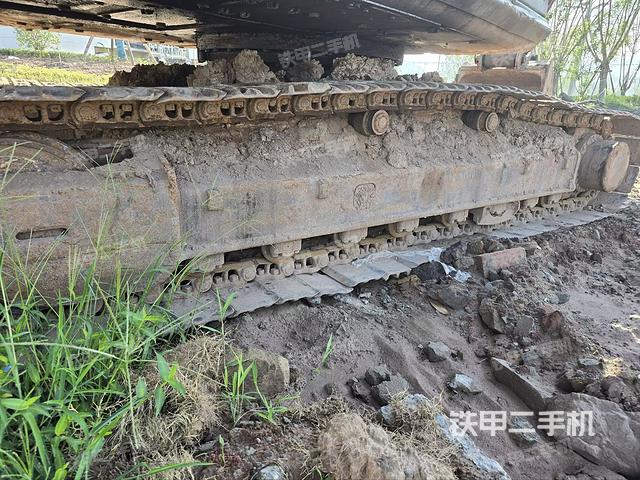 單側(cè)履帶整體(整機(jī)外觀) 單側(cè)履帶整體(整機(jī)外觀)
