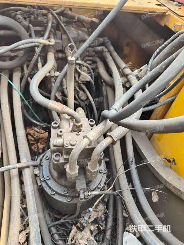 回转马达和主控阀（整机外观）