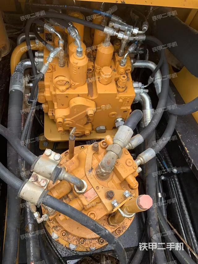 回轉(zhuǎn)馬達(dá)和主控閥（整機(jī)外觀）