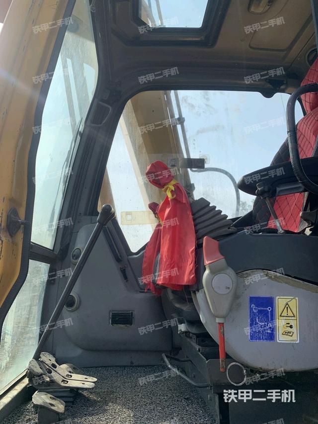 駕駛室頂部(整機外觀) 駕駛室頂部(整機外觀)