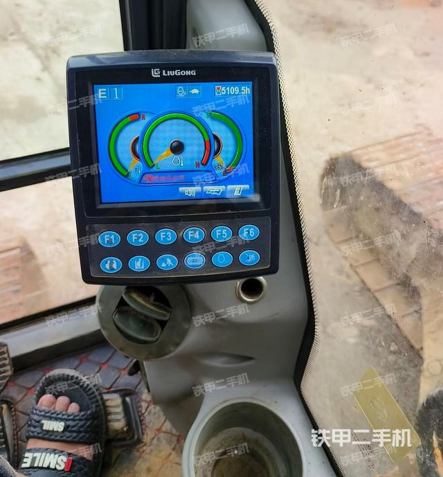 驾驶室顶部（整机外观）