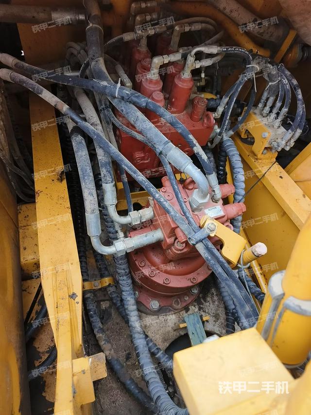 回转马达和主控阀（整机外观）