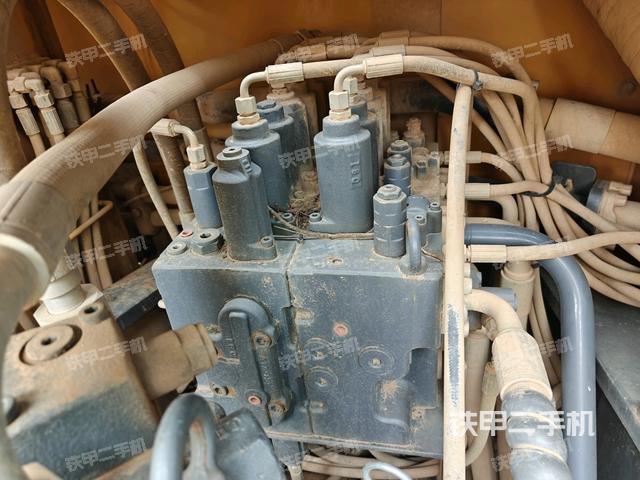 回轉(zhuǎn)馬達(dá)和主控閥（整機外觀）