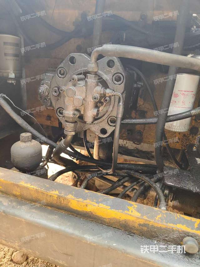 液压泵舱室正面整体（整机外观）