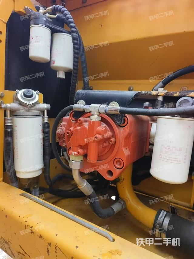 液壓泵艙室正面整體（整機外觀）