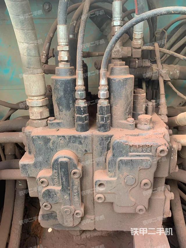 回转马达和主控阀（整机外观）