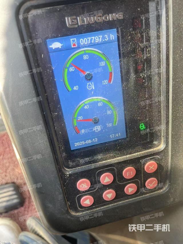 駕駛室整體（整機外觀）