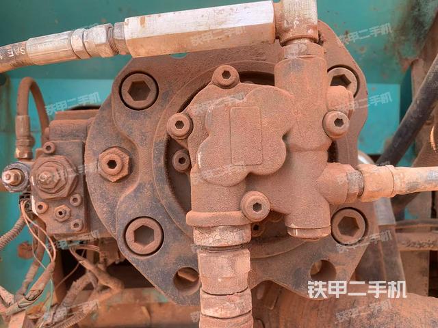 液压泵舱室正面整体（整机外观）