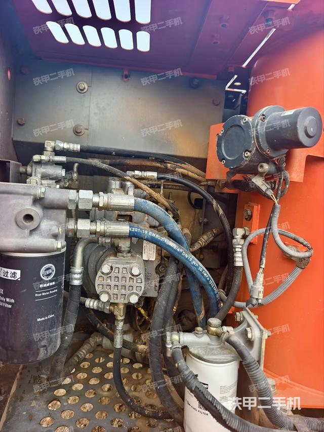 液壓泵艙室正面整體（整機外觀）