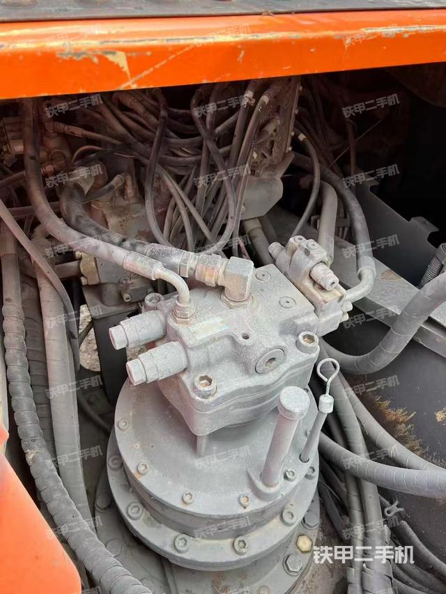 回转马达和主控阀（整机外观）