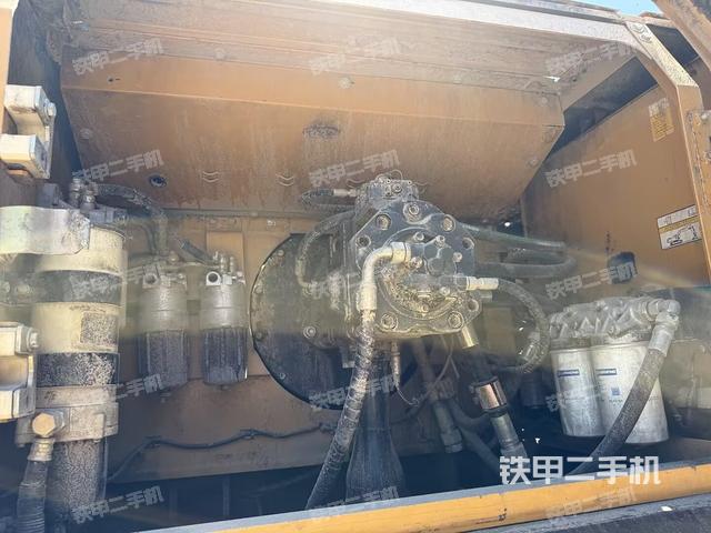 液压泵舱室正面整体（整机外观）