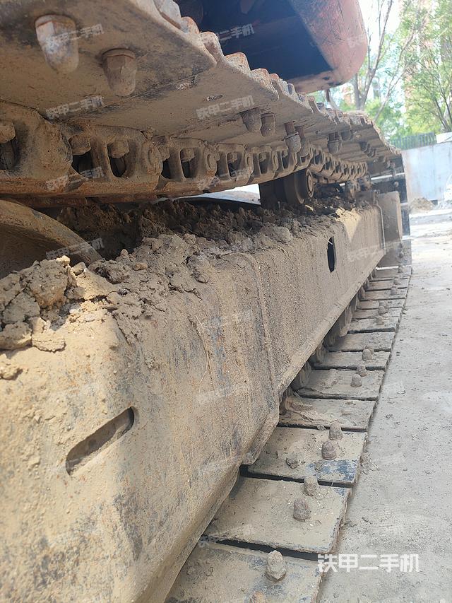 單側(cè)履帶整體(整機(jī)外觀) 單側(cè)履帶整體(整機(jī)外觀)