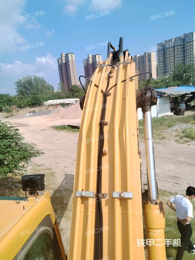 大臂油缸整体 竖拍（工作和回转装置）