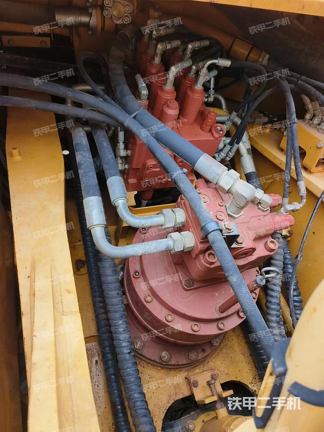 回转马达和主控阀（整机外观）